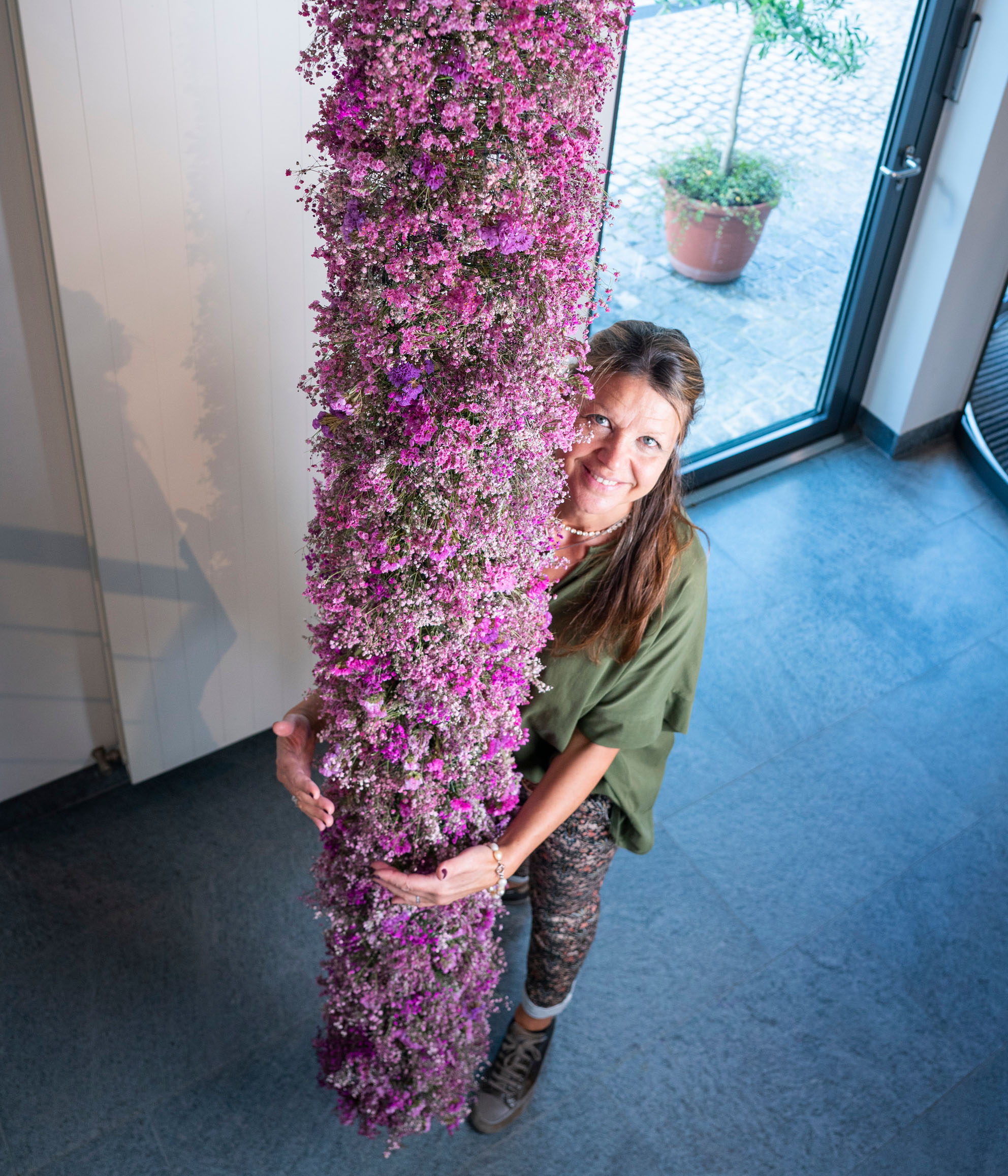 Simone Sträuli mit Blumengesteck